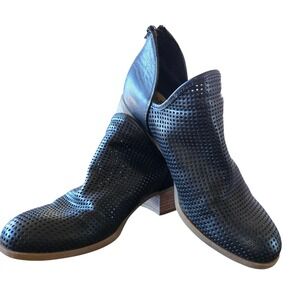 Sofft Womens 8.5M Indie Chic Black Perforated Leather Ankle Boots Stacked Heel
